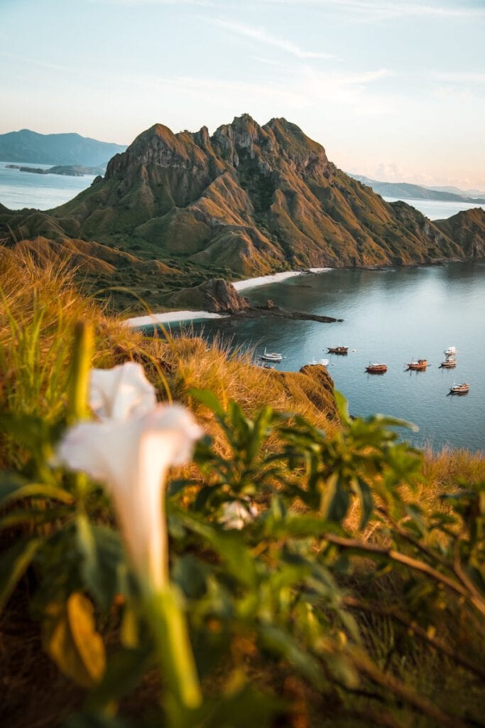 padar island bei sonnenaufgang