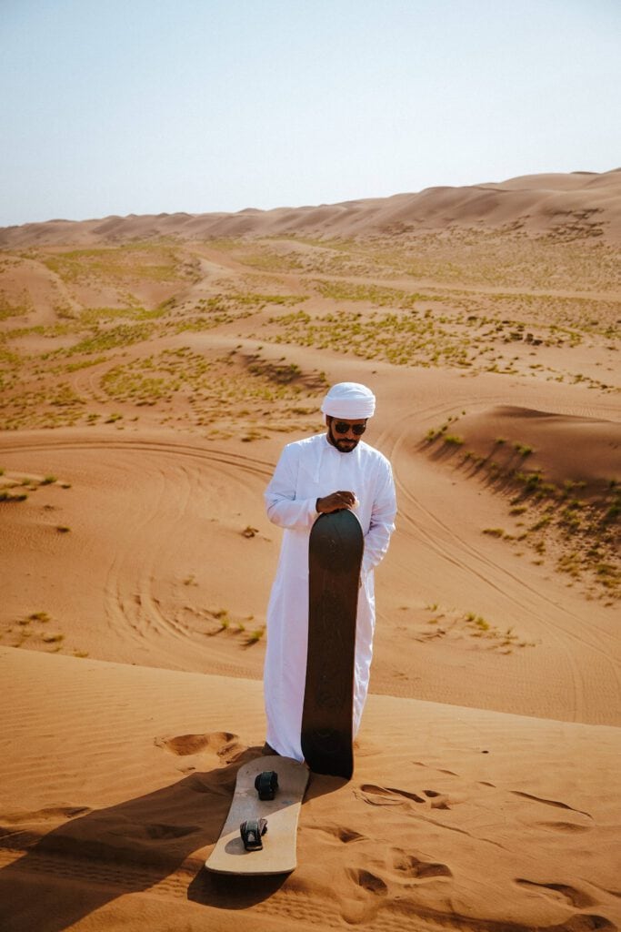 omani bereitet sandboard vor