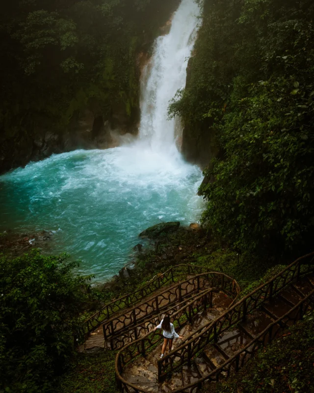 Rio Celeste 💙
•
•
•
Ihr Lieben 🥰 als wir in Costa Rica waren, durfte natürlich ein Besuch beim Rio Celeste nicht fehlen. Hierfür sind wir 2 Stunden aus La Fortuna hingefahren und haben im Vorhinein die Tickets online gekauft (Mehr dazu in meinem Story Highlight). Meine größte Befürchtung war, dass es so viel regnet und der Wasserfall nicht blaue ist und das ist auch leider eingetreten 😅 hier seht ihr also ein typisches Instagram vs Reality Beispiel. Den Wasserfall hab ich blau bearbeitet 🫠 ich war so enttäuscht und traurig, dass der Tag schon gelaufen war. Ebenso haben wir Rafting auf dem Fluss gemacht, was super spaßig war und sich echt gelohnt hat. 
•
Wie steht ihr eigentlich zu Bildbearbeitung? Hättet ihr z.B. den Wasserfall grau gelassen oder den „Normal Zustand“ hergestellt? Oder es gar gepostet?
•
•
•
#costaricatravel #costaricatrip #rioceleste #riocelestewaterfall #waterfallsofinstagram
