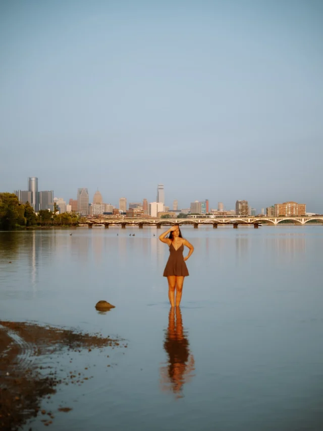 Detroit ✨| Ad
•
•
•
Schonmal über einen trip nach Detroit nachgedacht? Detroit hat echt mehr zu bieten, als man denkt. Belle Isle mit seinen weiten Blicken über den River 🌊, besonders schön zu Sonnenaufgang, Riverside Park mit dieser besonderen Stimmung beim Sonnenuntergang 🌅 – einfach perfekt zum Runterkommen. Dann ein Baseball-Spiel voller Adrenalin ⚾️🔥 und dazu jede Menge gutes Essen 🌭🍕 Aber Detroit ist nicht nur Vibes, sondern auch Geschichte: das Zuhause von Motown 🎶 und dem legendären Ford Museum 🚗 – Musik, Kultur und Innovation liegen hier einfach in der Luft. Motor City – roh, lebendig und voller Überraschungen. Ich komm auf jeden Fall wieder. 😍
•
Wart ihr schonmal in Detroit?
•
•
•
#detroit #visitdetroit #motocity @visitdetroit